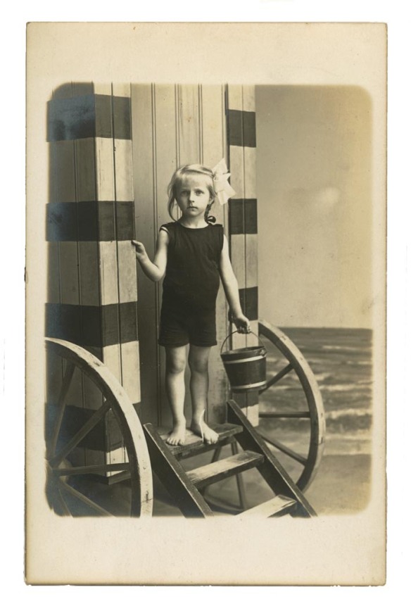 Beachcabin Girl with Bucket Le Bon photographe Ostende Found in Gent